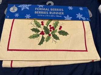 Vintage? K-Mart Trim a Home Formal Christmas / Holiday Berries Table Runner New