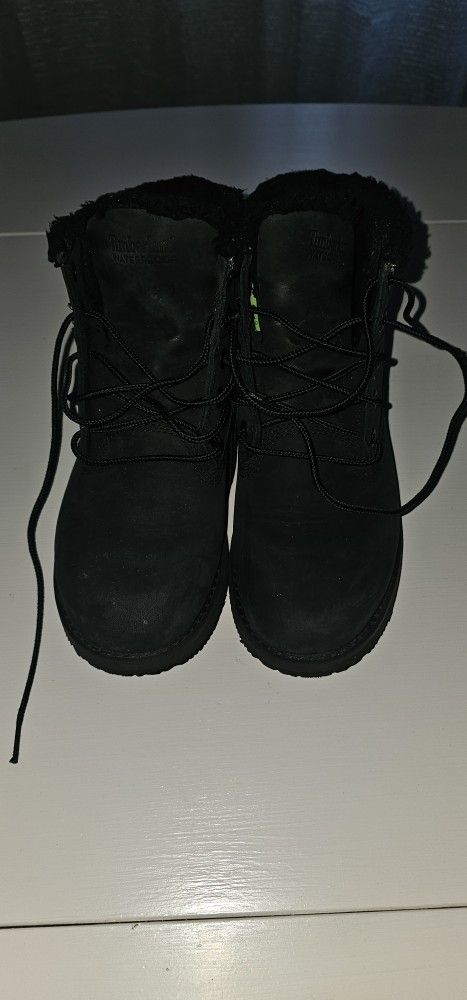 Timberland boys size 6 =(ladies 8)