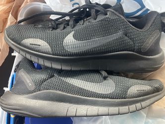 Black Nike shoes (Size 7)