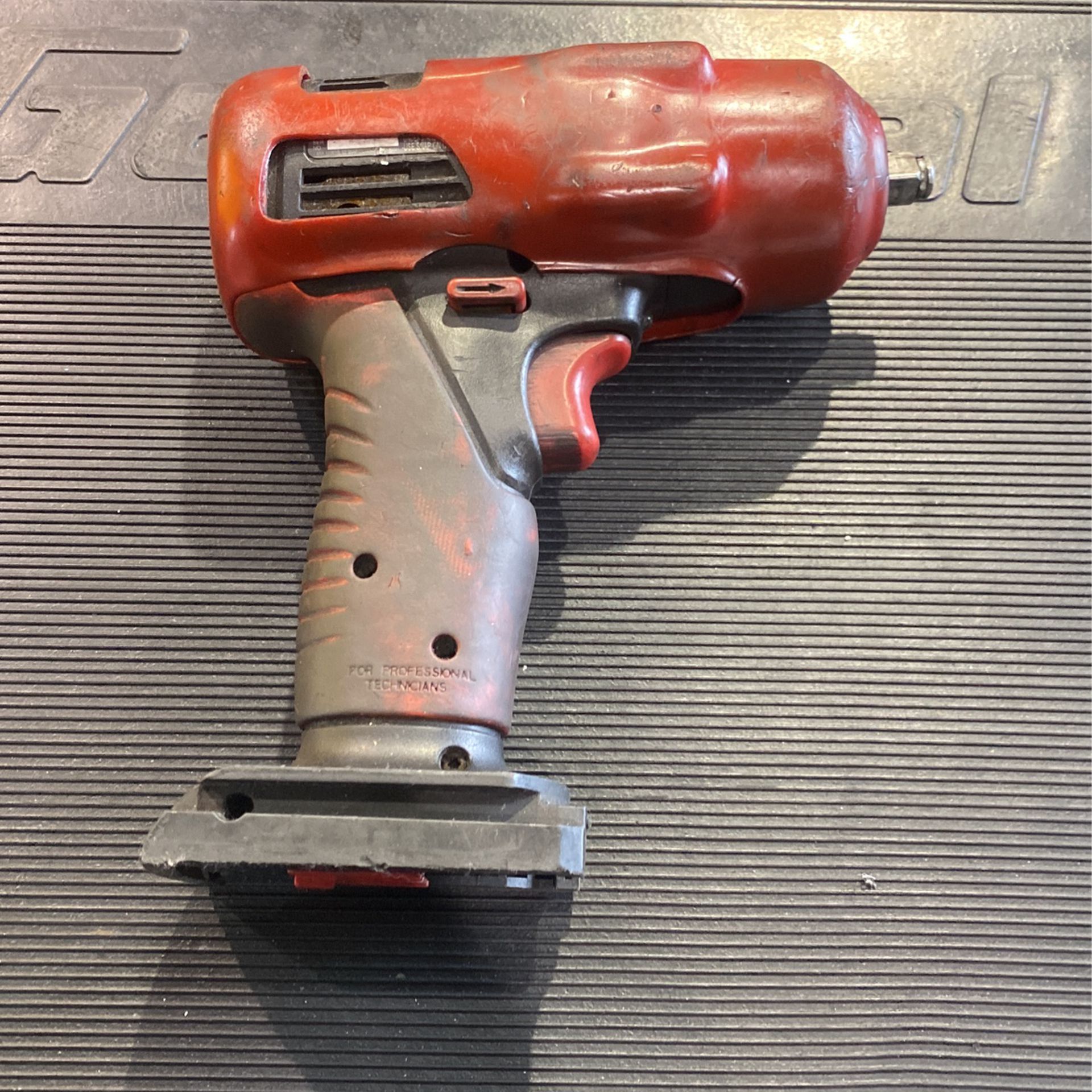 Snap On 1/2 And 3/8 Battery Impact Gun