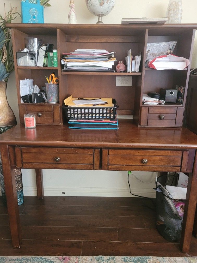 Desk With Hutch 