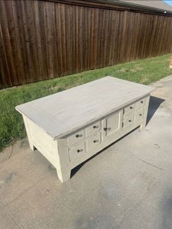 Broyhill Attic Heirloom Farmhouse Wood Coffee Table with Storage