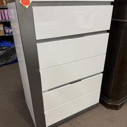 Saleigh 31.5'' W 5 - Drawer Dresser