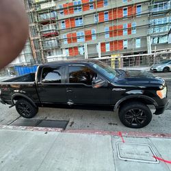 2009 Ford F-150.  5.4 v8 El motor está dañado y necesita reparación o reemplazo. La camioneta se vende tal como está. Tiene título limpio. Ideal para 