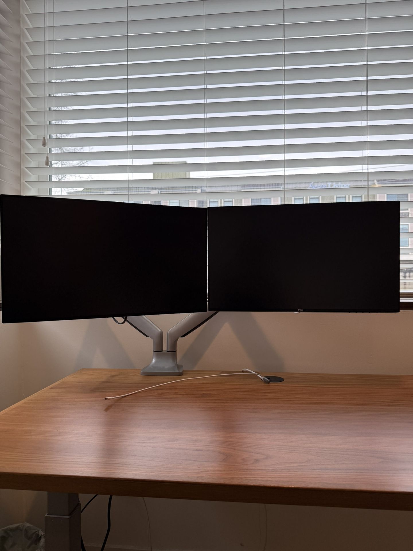 2 Dell 24’ Ultrasharp Monitors + Mount For Sale