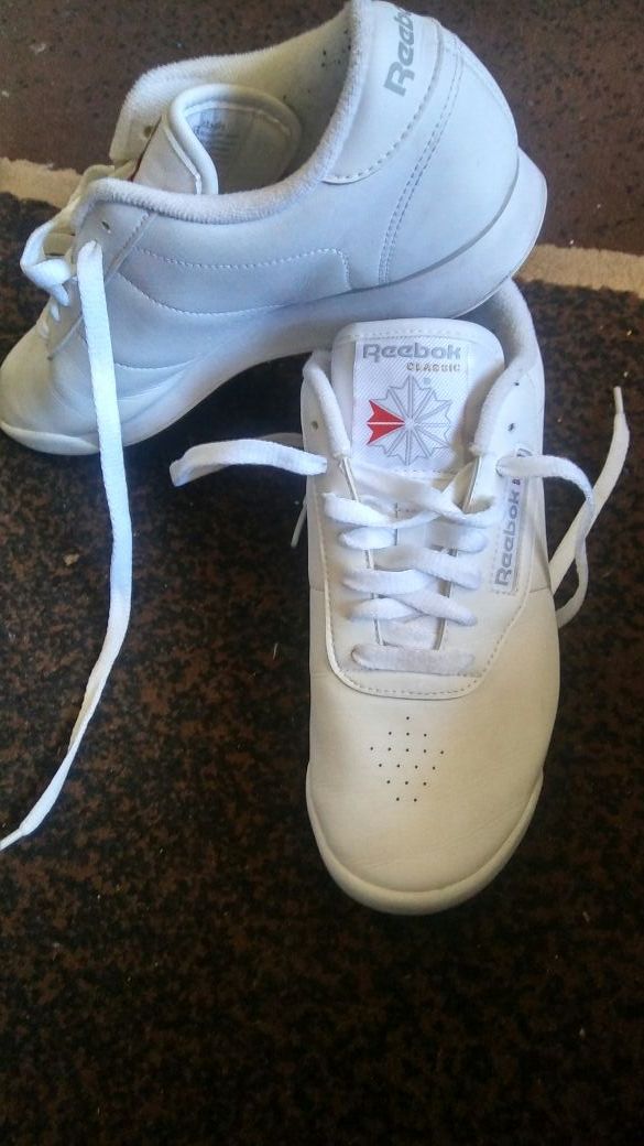 Reebok shoes 7 1\2 usa asking for $35 mustd pick up