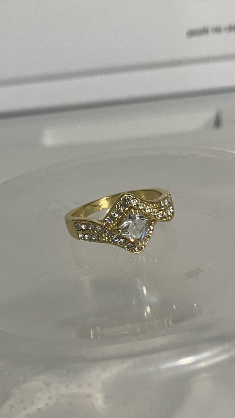 Gold diamond engagement ring