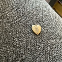 VINTAGE GOLD PLATED LOCKET/PENDANT FROM THE 40’s