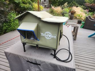 Heated outdoor cat house
