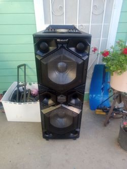 Good IQ sound party speaker dual 15 inch like new
