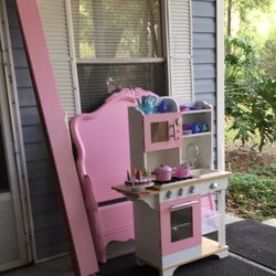 Perfect For A Princess Twin Bed And OWooden Kitchen 