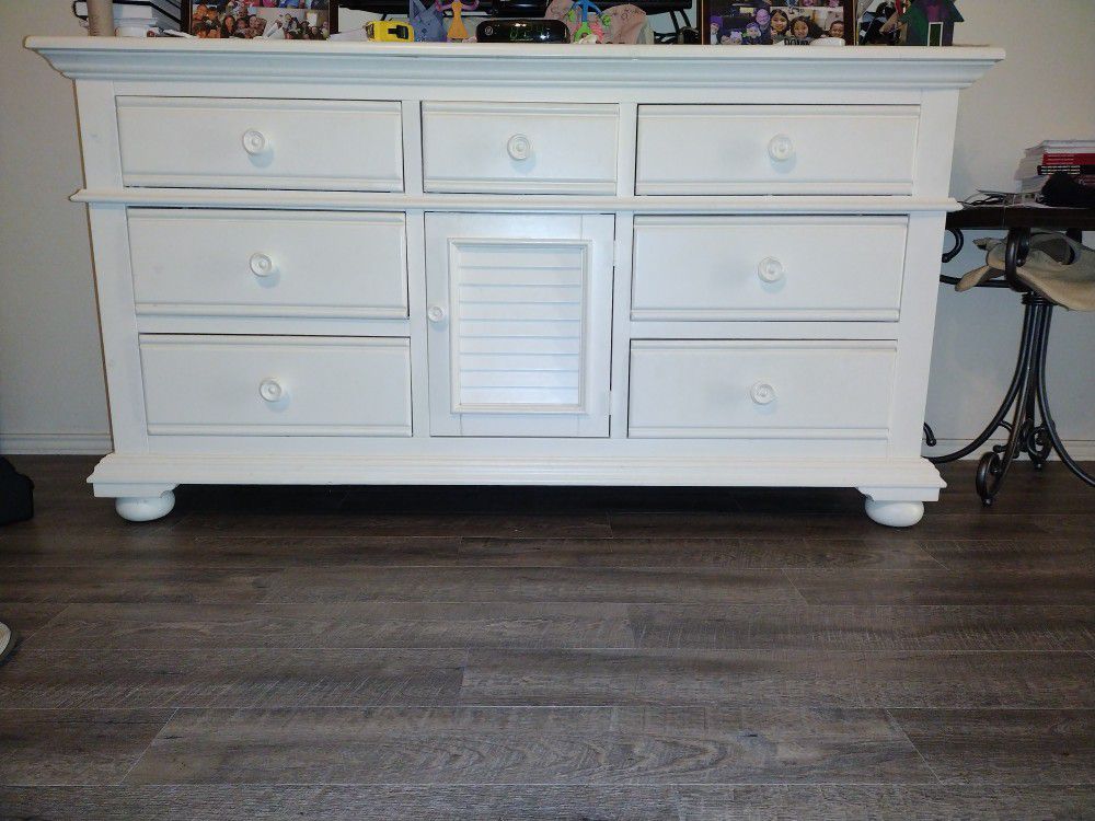 Beautiful solid n heavy white entertainment center/dresser/storage. 70"H x 37.5" W x 19"D
Fcfs. Must pick up. Cash only. Thanks for your time!!
