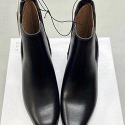 Women’s Boots Shoes Size 7.5