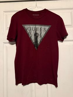 Guess Men Classic Burgundy Printed T-Shirt. Size Small.