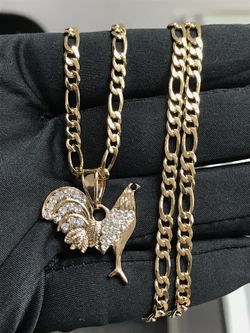 Cadena de figaro con Dije de Gallo de 14k oro laminado