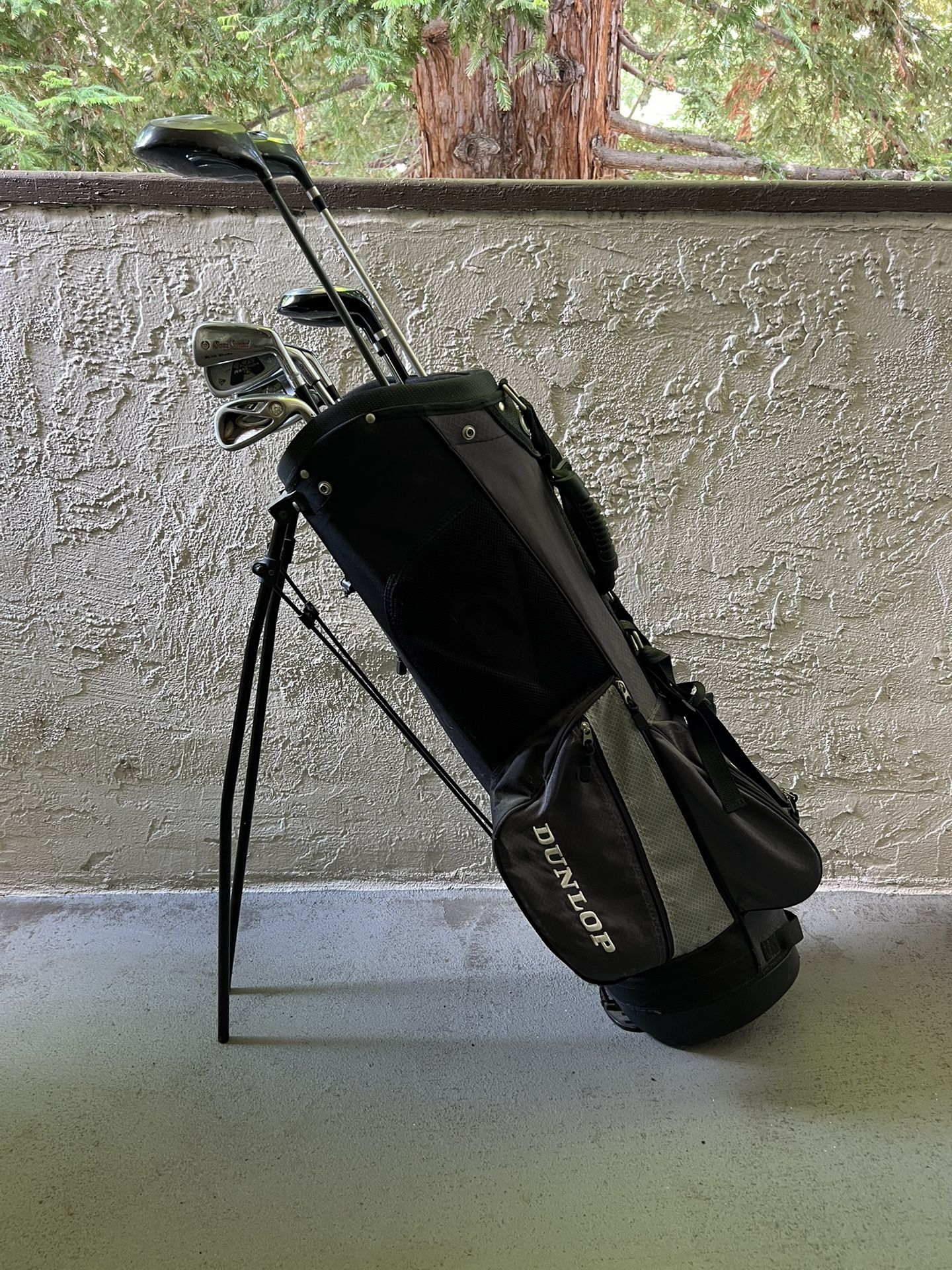Golf Clubs w/ Dunlop Bag