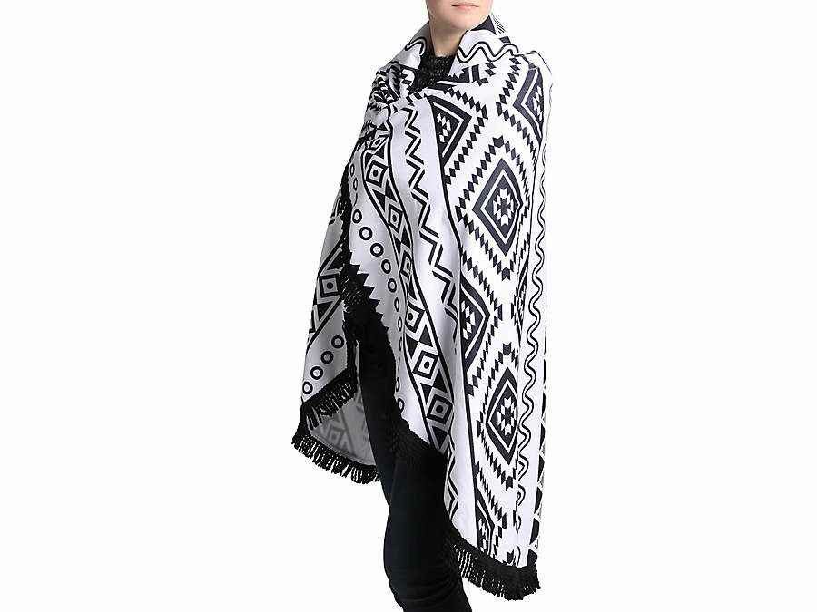 BLACK AND WHITE BEACH BLANKET
