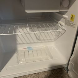 Selling mini refrigerator 