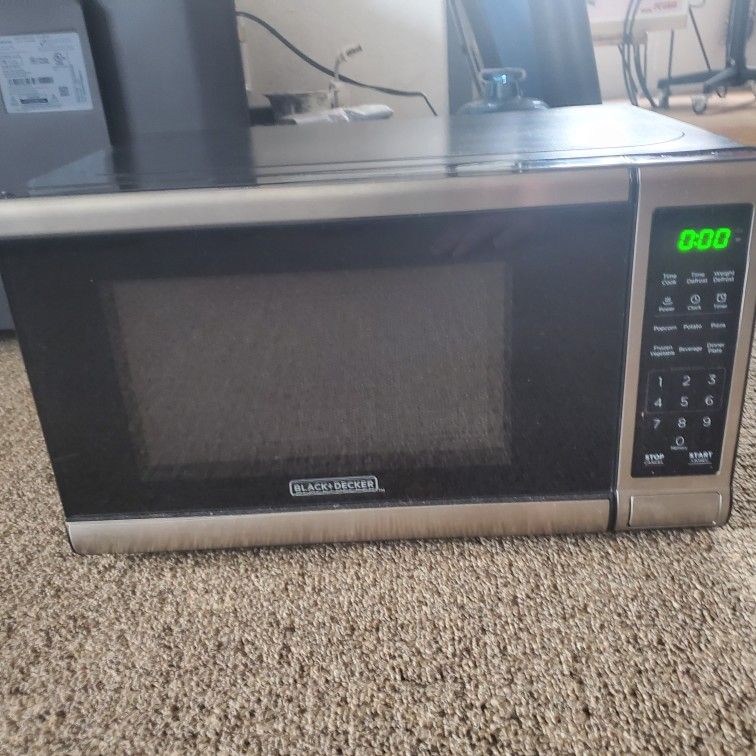 Like New .7cf, 700w! Black & Decker Microwave!