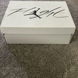 Size 10.5 Jordan 4 Retro / WHITE THUNDER