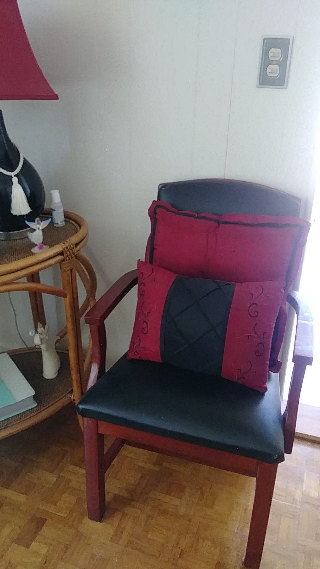 Free chair with cushions