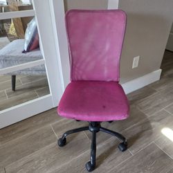 Small pink adjustable, rolling desk chair 💓