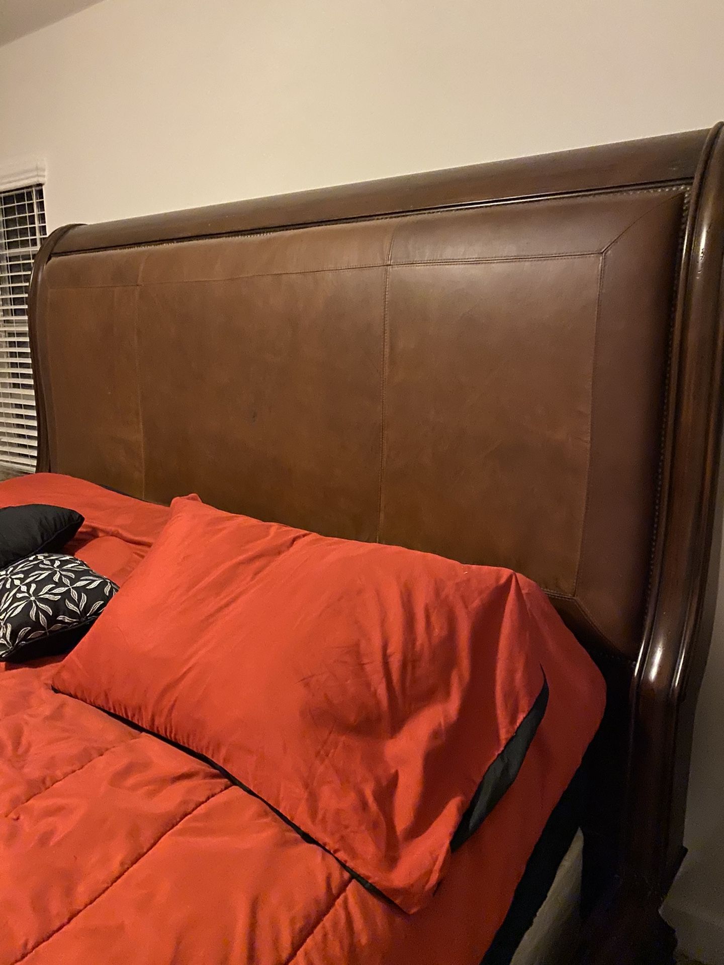 King Headboard/frame & 2 Nightstands free for Sale in St. Petersburg