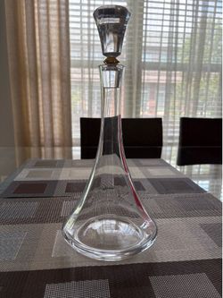 Elegant Modern Crystal Decanter with Faceted Stopper – Contemporary