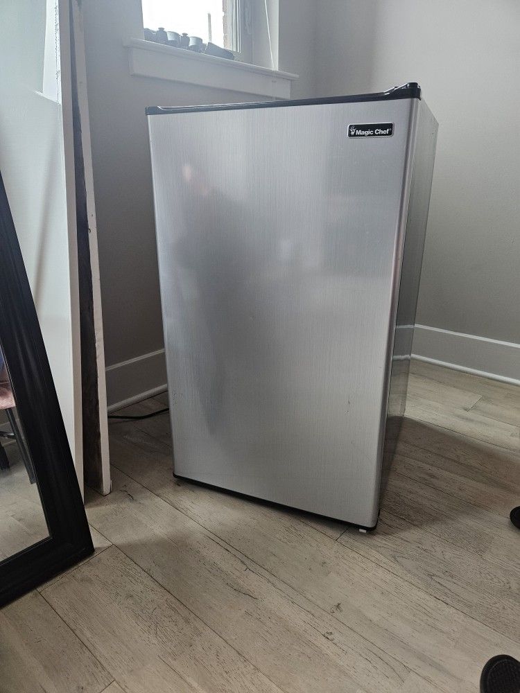 4.4 Cu Ft Mini Fridge With Small Freezer Section