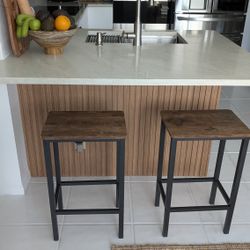 Bar stools Wood Set of 2 Counter Height Stools you can sse the sizes in the pictures, Juego de 2 taburetes de Madera muy lindas altura de mostrador. P