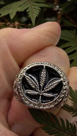 Cannabis Leaf Men's Silver Toned Metal Round Band Pinky Ring Size 7