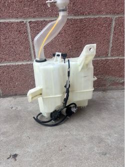 WASHER BOTTLE WINDSHIELD WIPER FLUID RESERVOIR TANK 2010-2015 TOYOTA PRIUS 3ER GENERATION OEM.