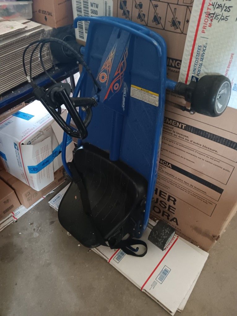 Drifter RAZOR GROUND FORCE GO CART 24V RUNS GOOD. 23 MILE AND CARD MACOMB TWP.
$100 FOR CART NO BATTERIES NO CHARGER
$200 FOR CART, NEW BATTERIES