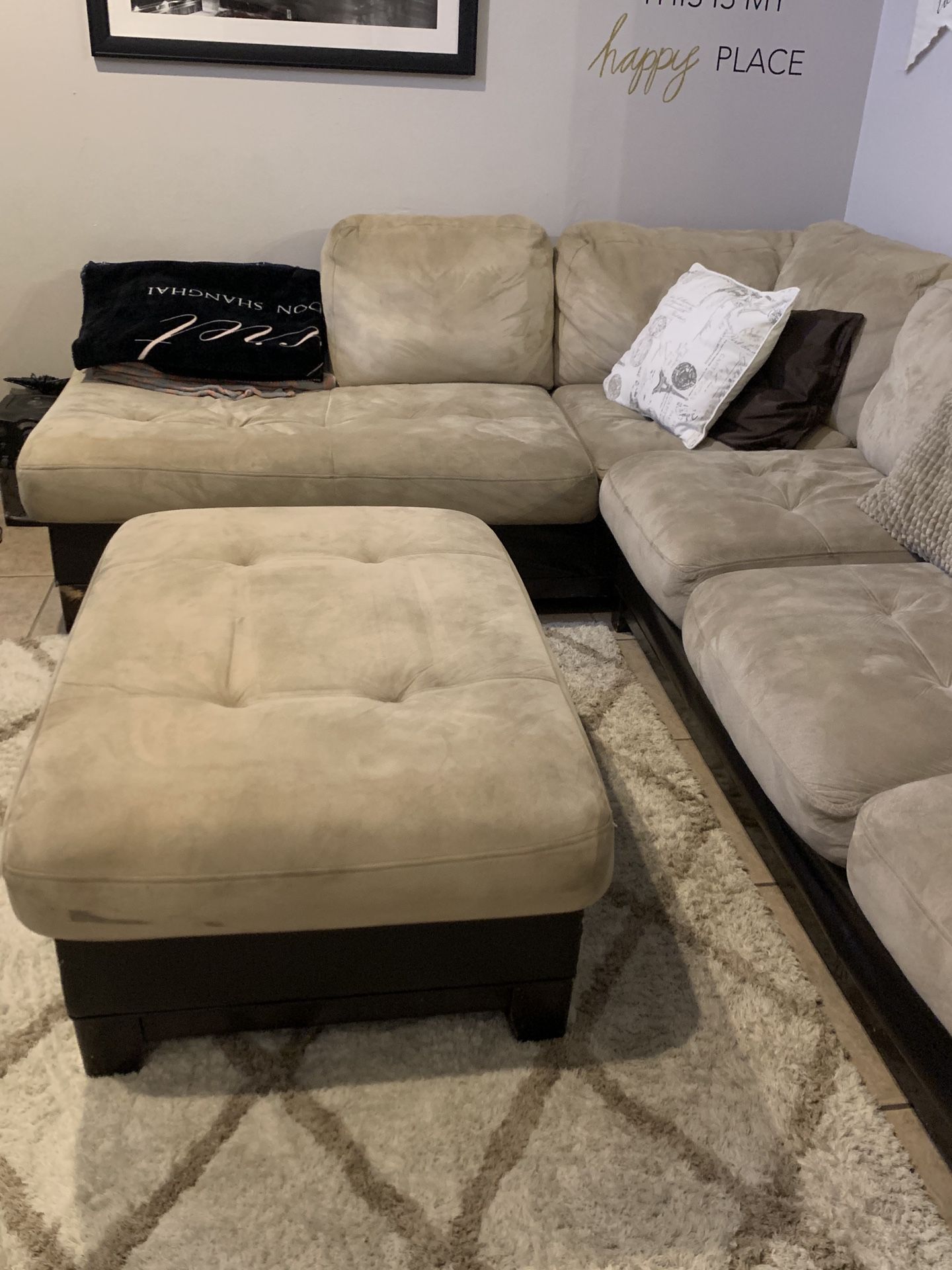 Excellent condition sectional couch with chase and ottoman