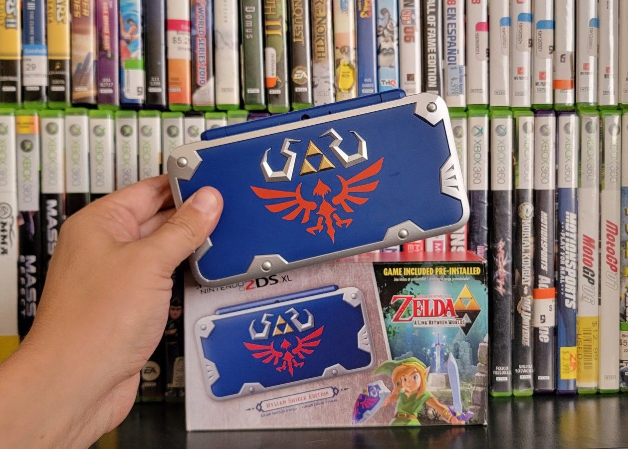 Nintendo 2DS XL Hylian Shield Edition (Complete)