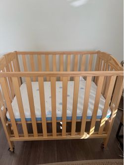 Barely used mini crib & mattress for infants