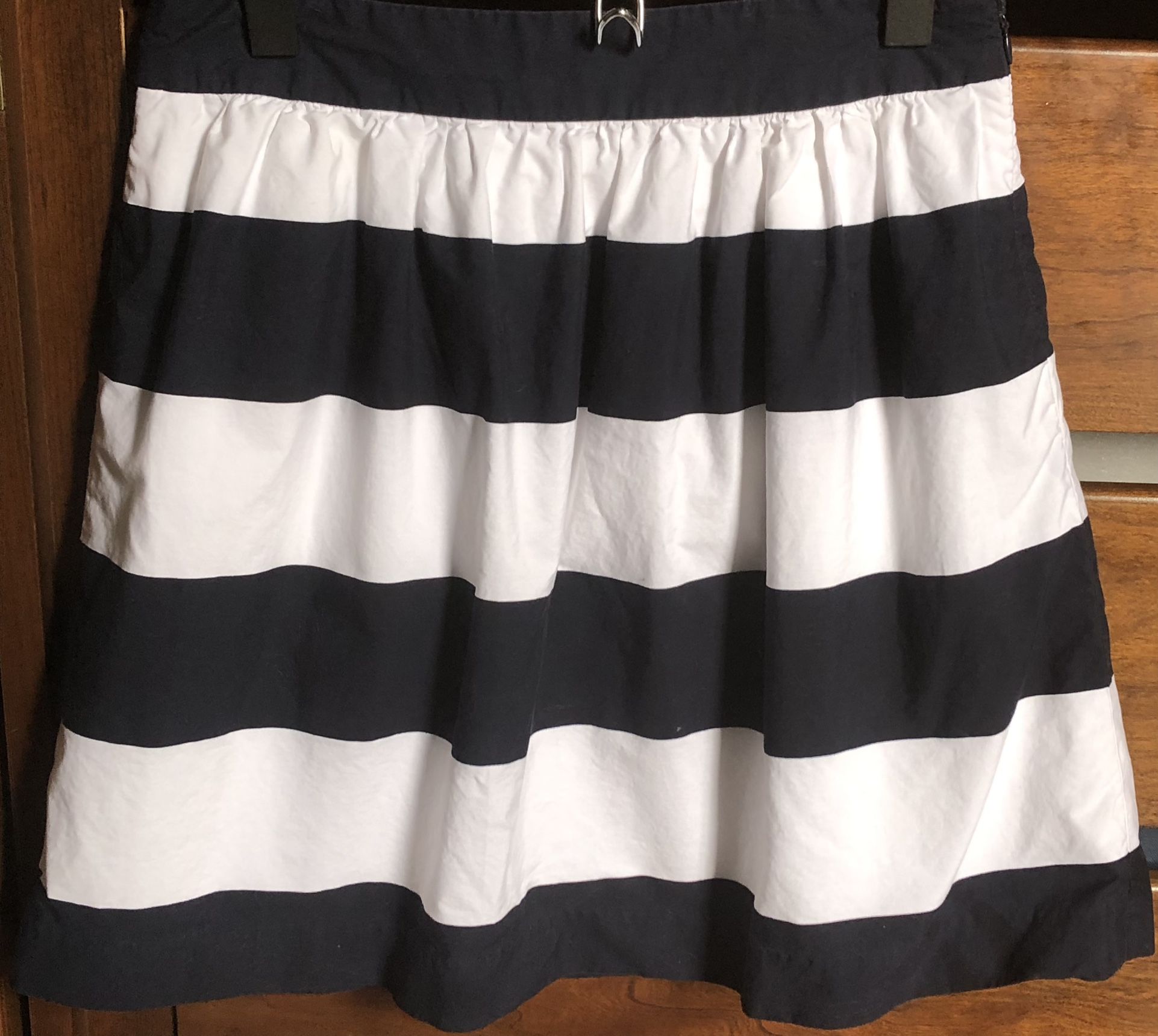Like New, Navy Blue and White Solid Striped Cotton Skirt from Banana Republic (size 2)