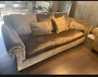 Large Velvet 3-Seater Sofa with Throw Pillows