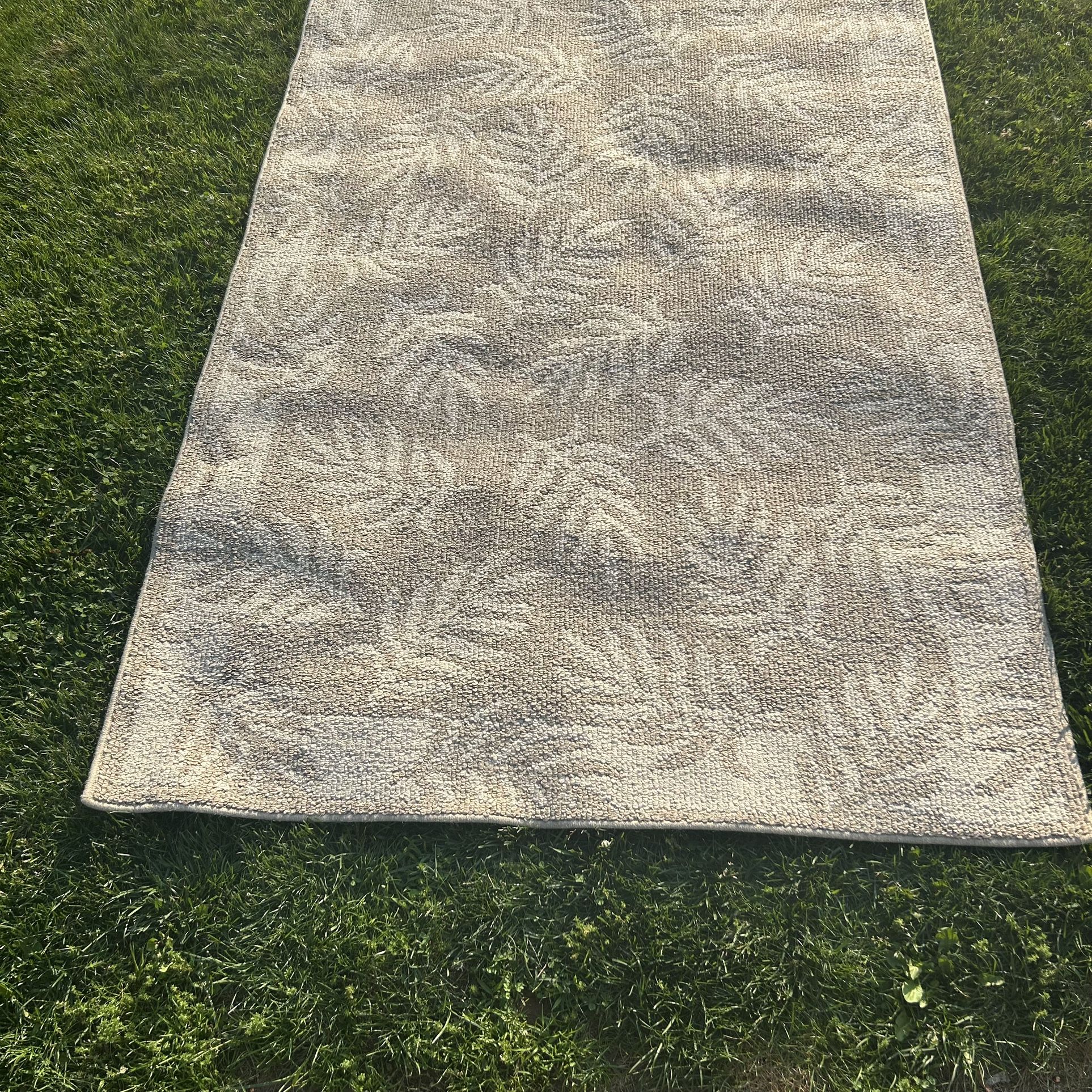 Indoor Rug with Leaf Pattern
