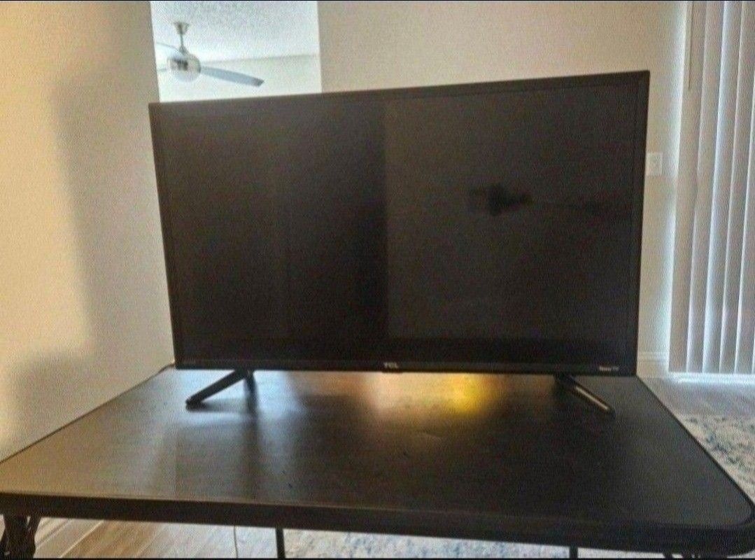 MOVING SALE 9/26 32-inch ROKU SMART TV/ Televisor Inteligente 32 inches