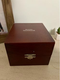 Royal Selangor Decorative Bowl with Original Box & Wooden Stand – good Condition Royal Selangor “Four Gentlemen” Collection, which features 24K gold p