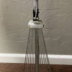 RETRACTABLE LEAF RAKE