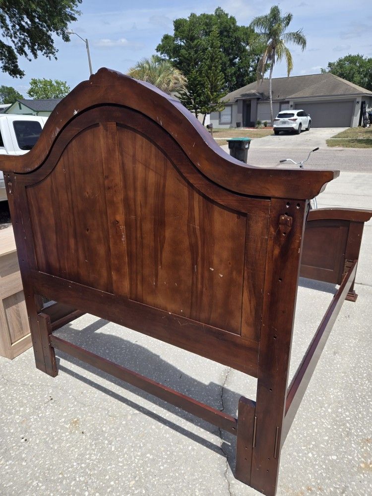 Broyhill Furniture Queen Bed Frame