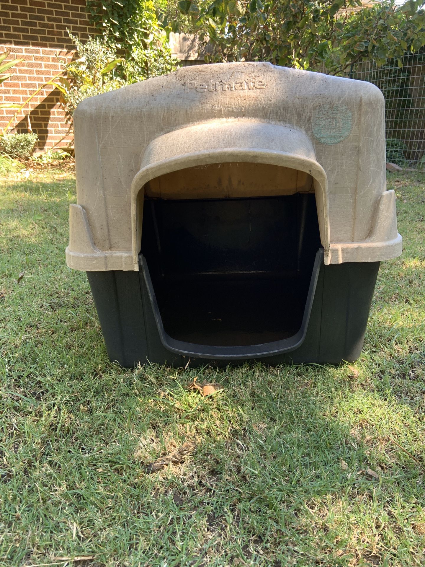 Large Petmate Dog House