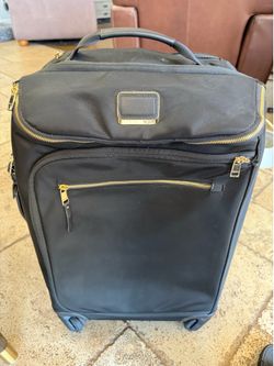 Tumi Voyageur Leger 22” International 4 wheel carry-on caseć