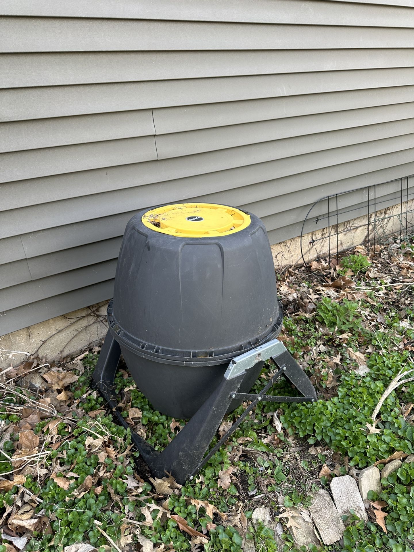 MiracleGro Tumbling Composter