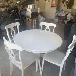 White round table & 4 chairs 