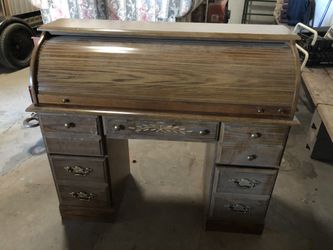 Beautiful Antique rolling top desk with key $100 obo