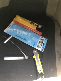 Windshield remover tool