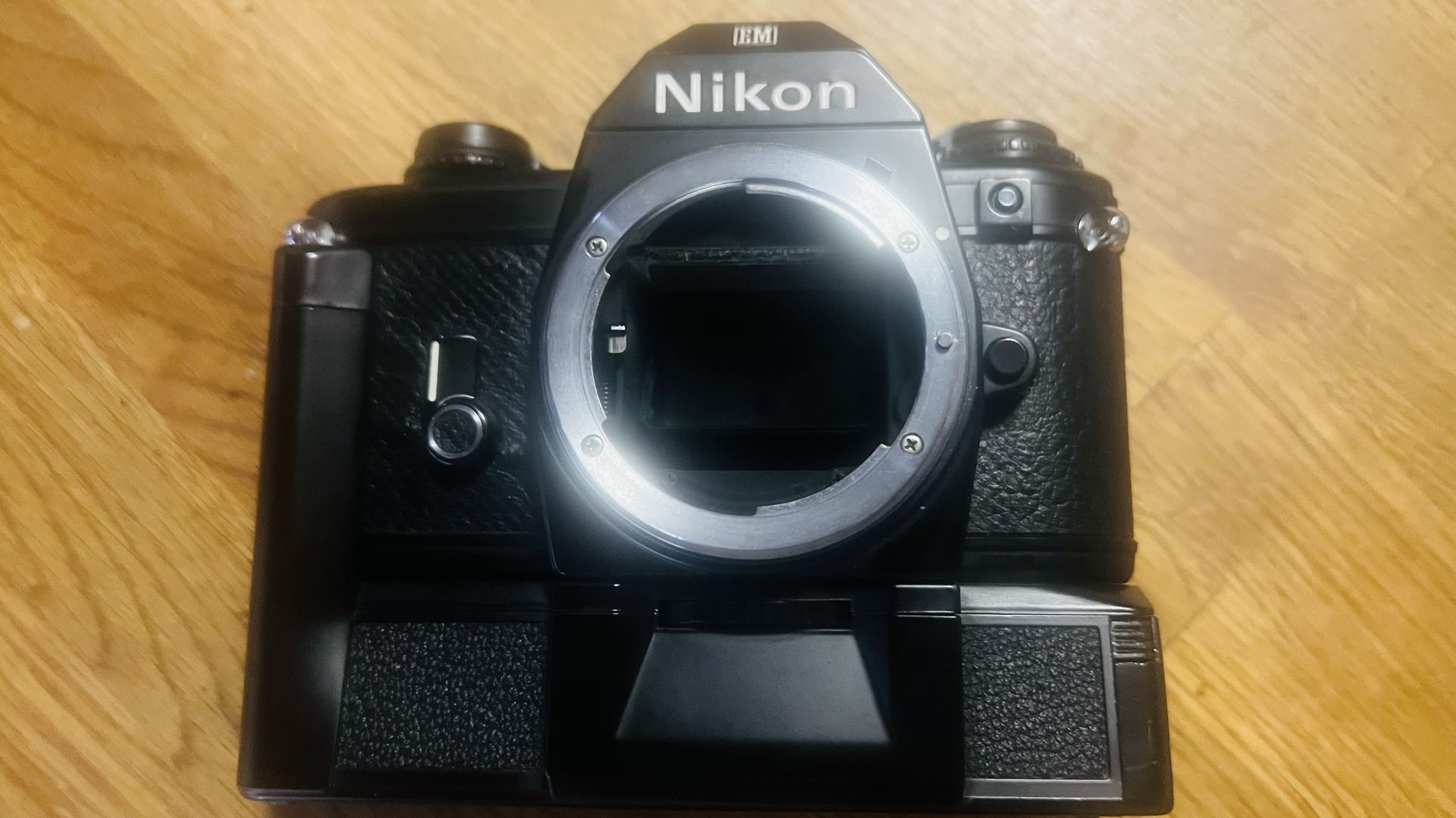 Nikon Em +MD-E MOTOR , Excellent Working Cond , New Batteries Motor And Camera ,Body Cap,strap , Pouch